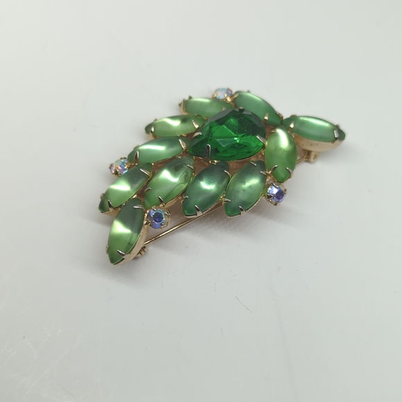 Vintage Green Rhinestone Brooch With Aurora Borealis Crystals - Picture 4 of 10